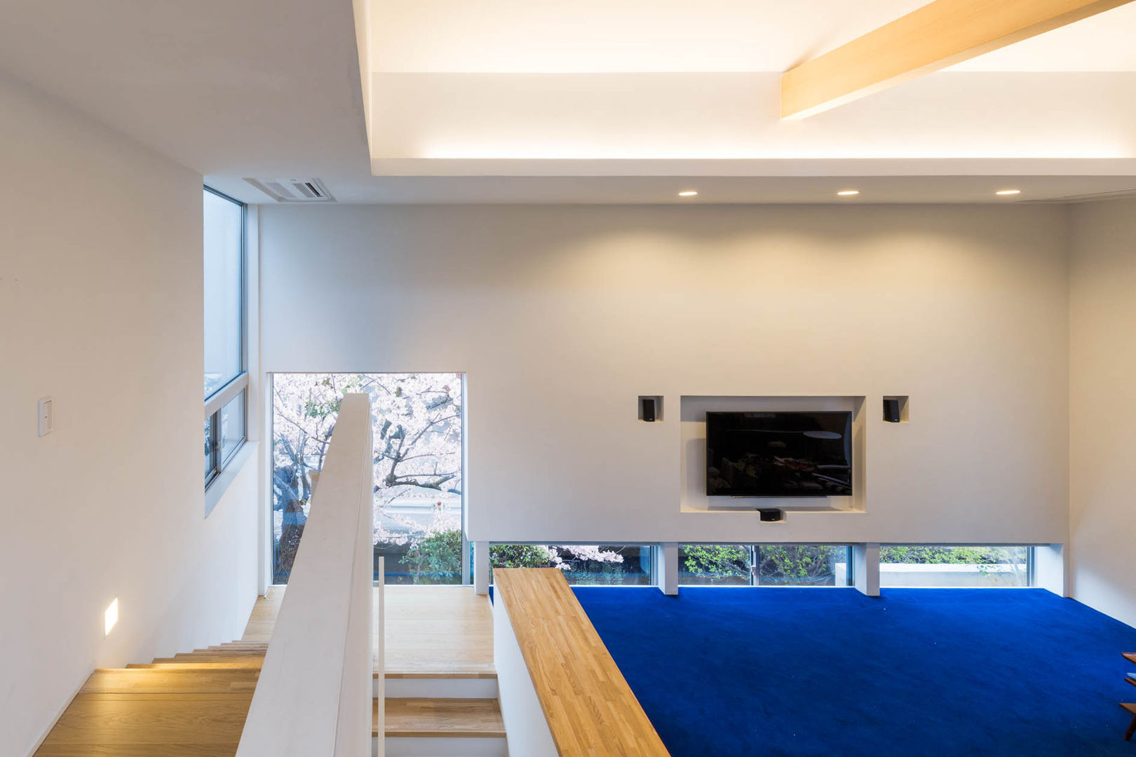 桜と暮らす家, Kenji Yanagawa Architect and Associates Kenji Yanagawa Architect and Associates Modern living room Wood Wood effect