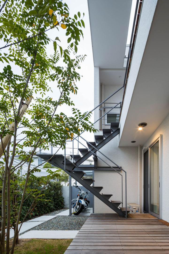 桜と暮らす家, Kenji Yanagawa Architect and Associates Kenji Yanagawa Architect and Associates Stairs Iron/Steel