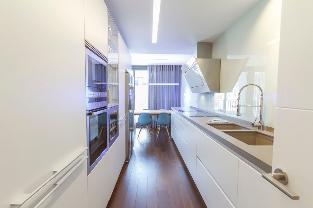 Proyecto de interiorismo y decoración en una vivienda B&G de Bilbao convertida en una casa inteligente domótica., Muka Design Lab Muka Design Lab Кухня в стиле модерн Керамика