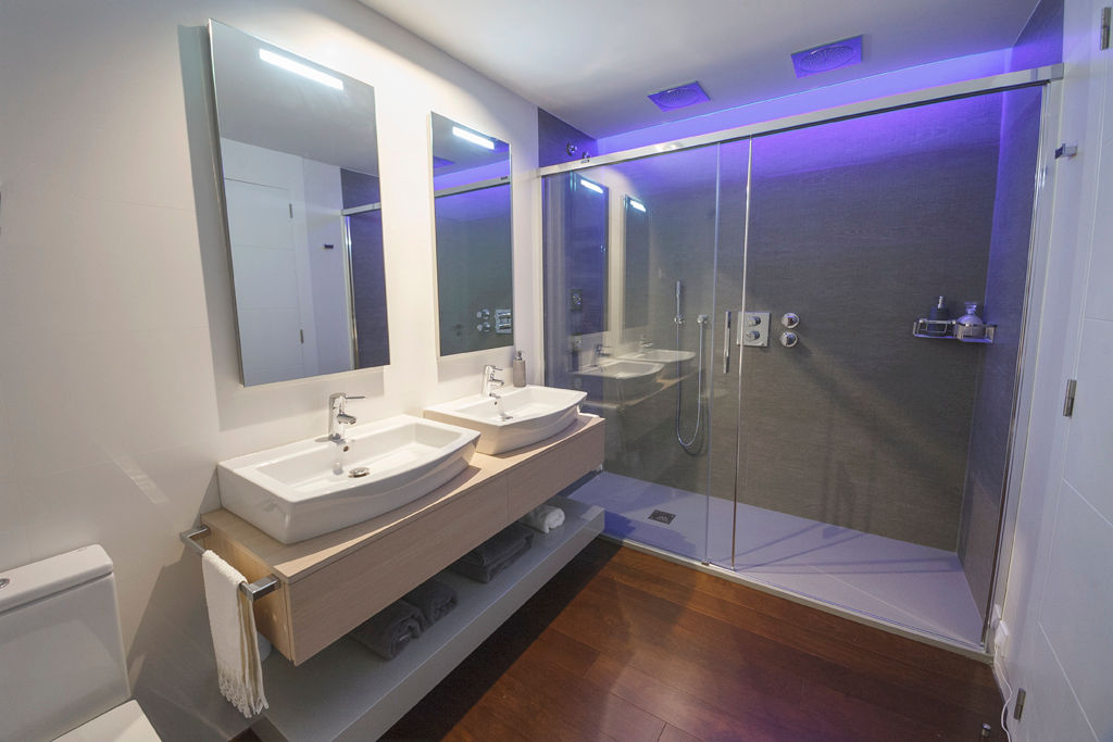 Proyecto de interiorismo y decoración en una vivienda B&G de Bilbao convertida en una casa inteligente domótica., Muka Design Lab Muka Design Lab 現代浴室設計點子、靈感&圖片 陶器