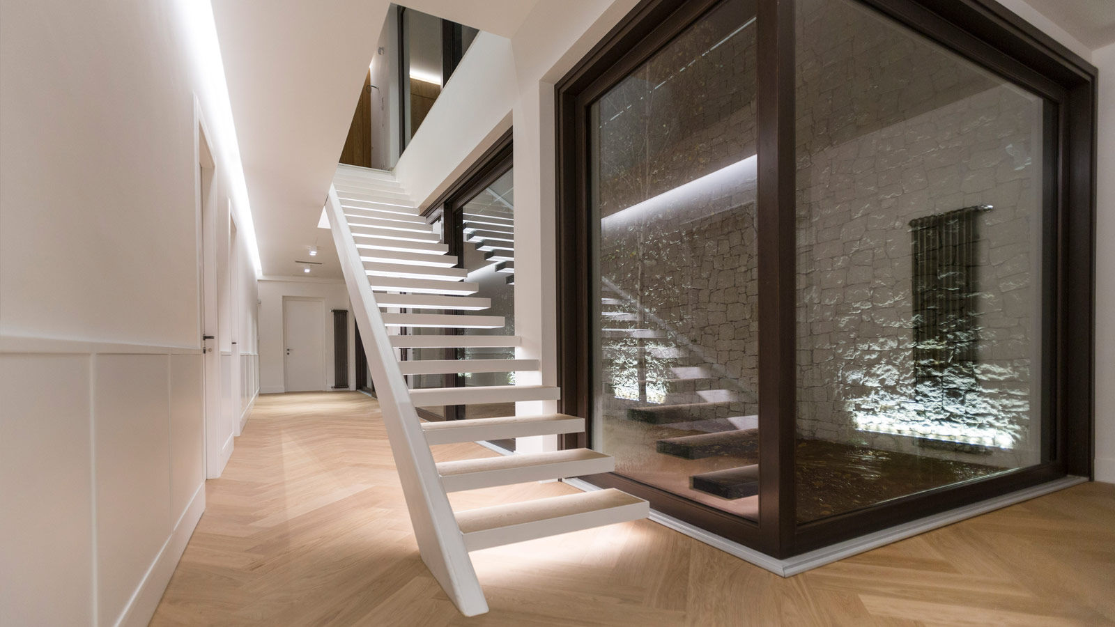 Villa Ferroli | Stairway GD Arredamenti Schody Deski kompozytowe Przeźroczysty GD Arredamenti,GeD Cucine,GD Cucine,staircase,stairway,ladder,white house,glass facade,marble flooring