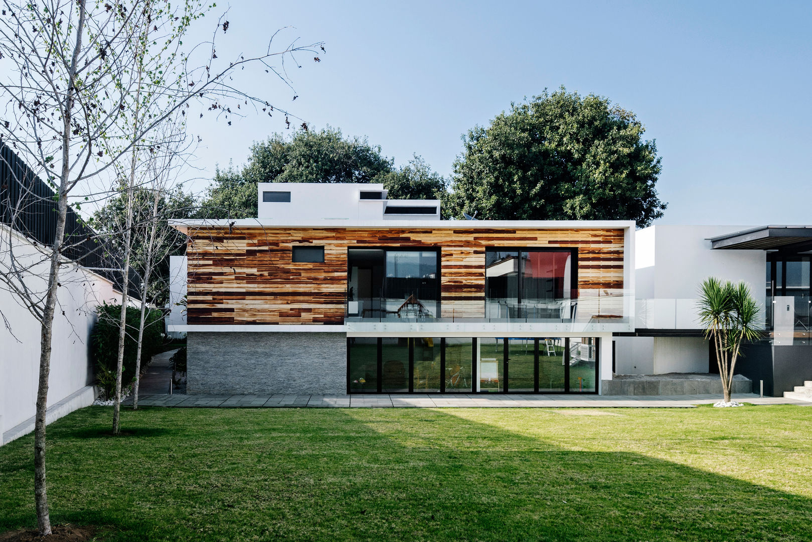 Casa Nochebuena, Dionne Arquitectos Dionne Arquitectos ミニマルな 庭 無垢材 多色