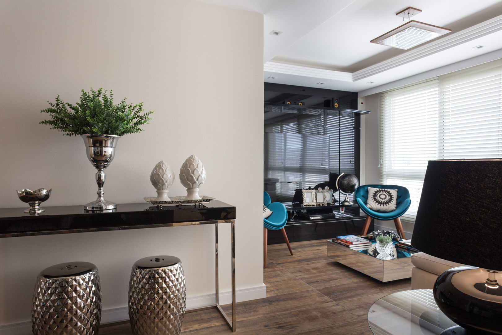 living azul turquesa e preto, ABHP ARQUITETURA ABHP ARQUITETURA Living room Engineered Wood Transparent