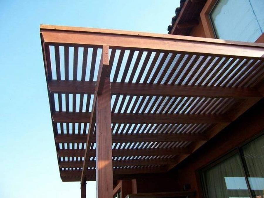 COLOCACION DE LISTONES homify Balcones y terrazas clásicos Madera maciza Multicolor