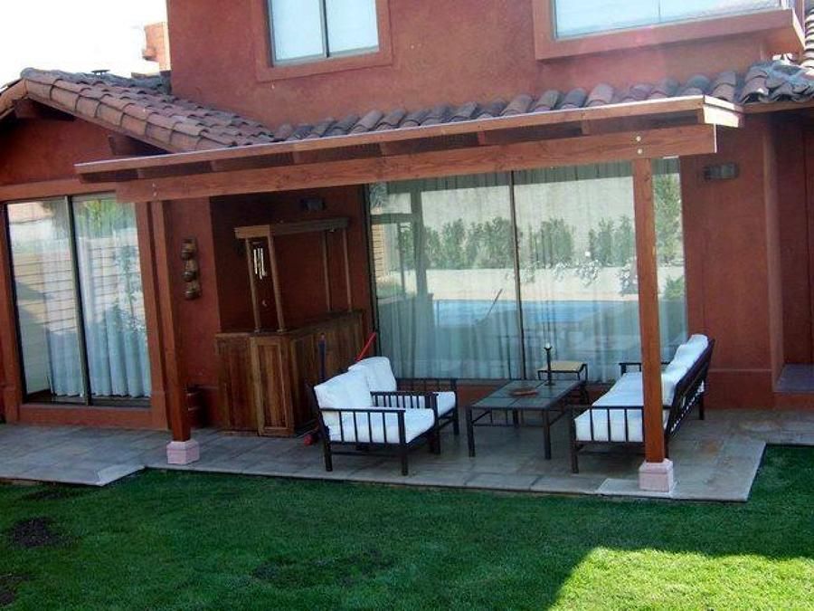 homify Balcone, Veranda & Terrazza in stile classico Legno massello Variopinto