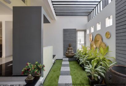 Striking House Landscape Designs: 40×60, 4BHK Ashwin Architects In Bangalore Asian style houses Plant,Property,Building,Flowerpot,Houseplant,Wood,Interior design,Architecture,Flooring,Floor