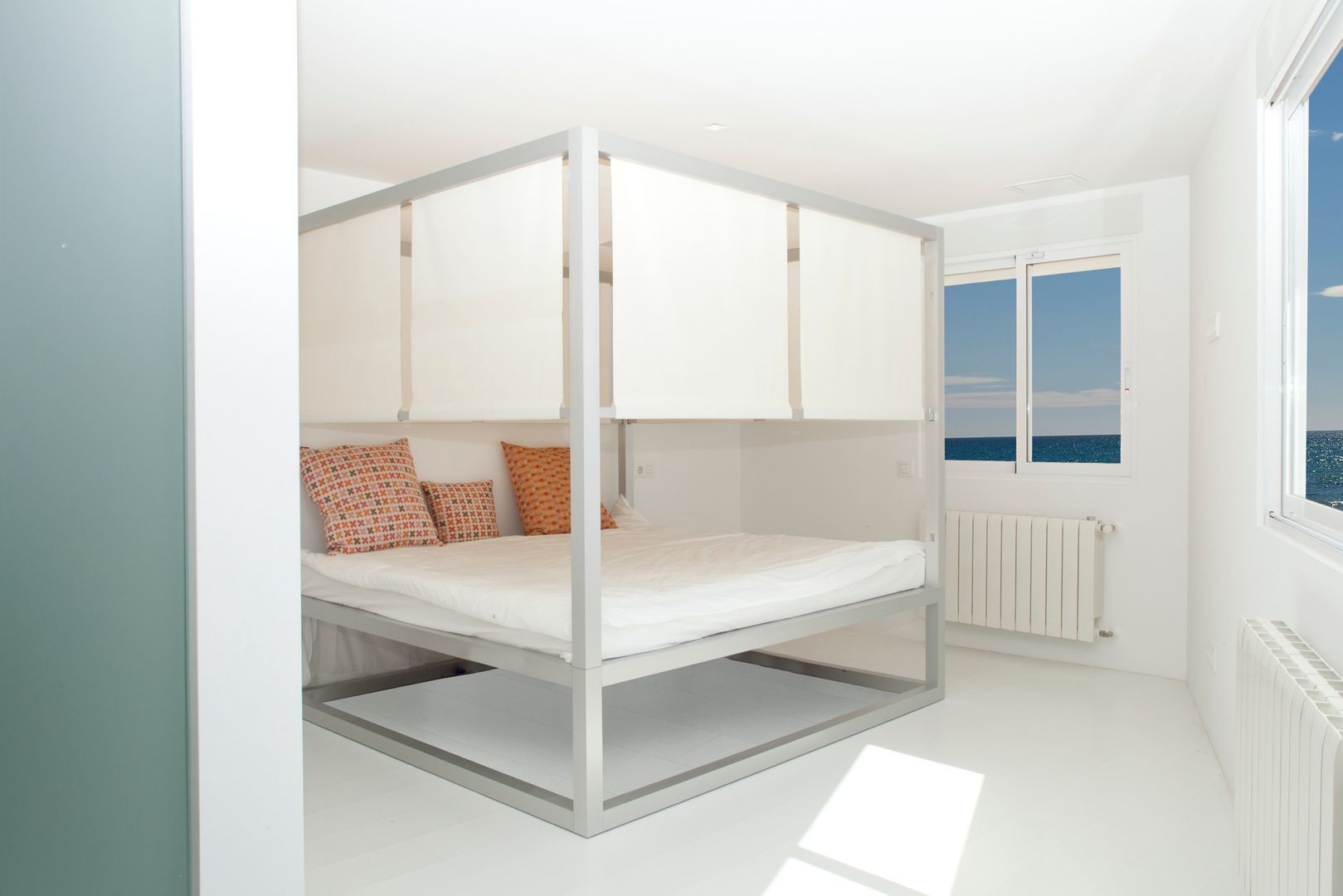 Una Vivienda Minimalista de sueño con impactante vista al mar: , Cristina Beltrán Arquitectos Cristina Beltrán Arquitectos Dormitorios de estilo minimalista