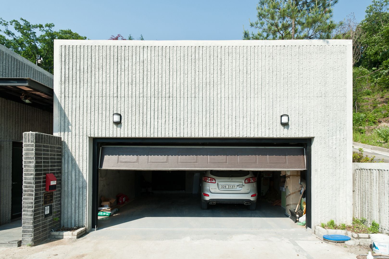 homify Modern garage/shed