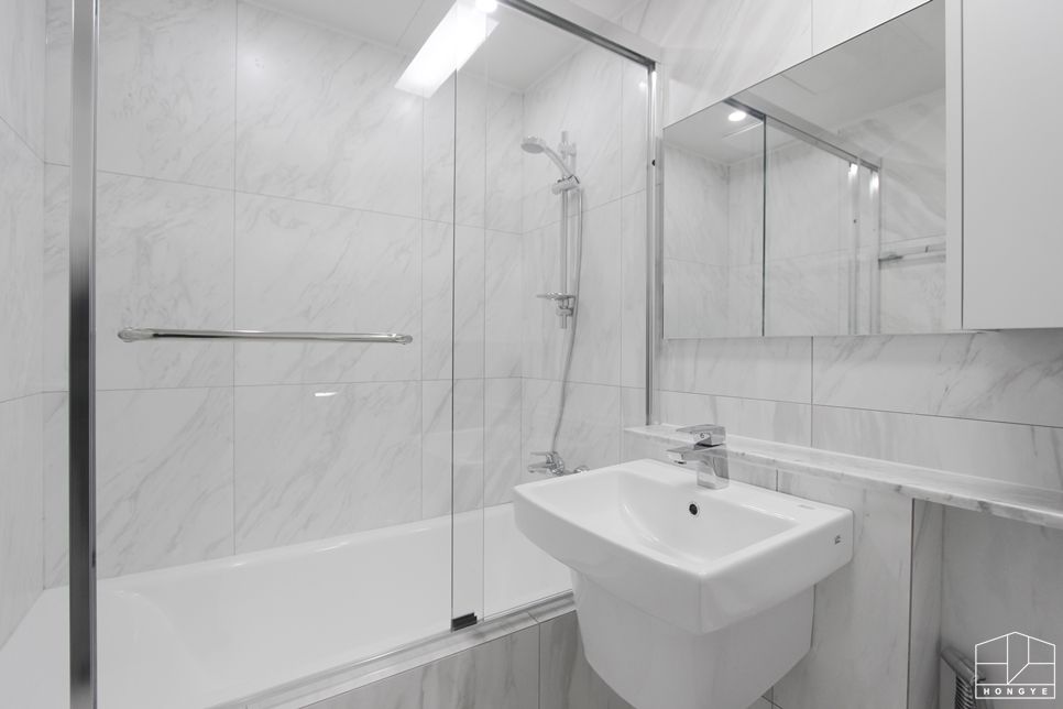 심플 모던스타일의 30평 아파트 인테리어, 홍예디자인 홍예디자인 Modern Bathroom