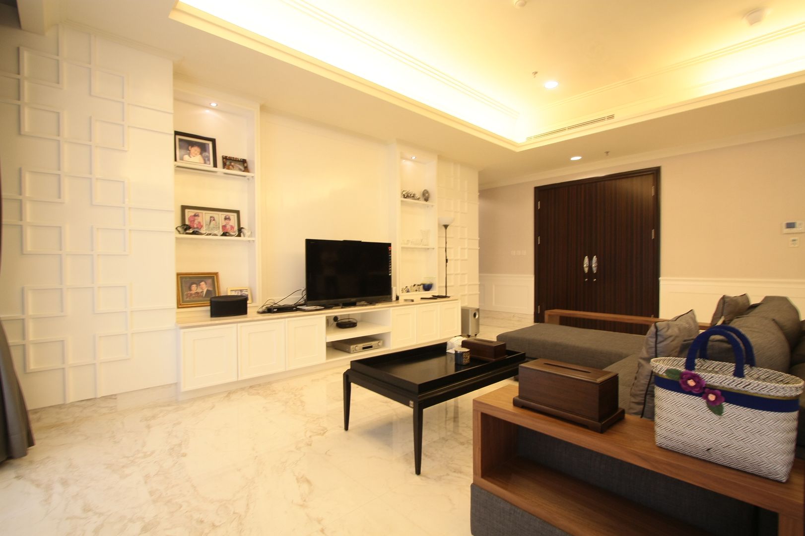 White simple and a bit oriental touch for luxurios apartment, Exxo interior Exxo interior Living room Wood Wood effect TV stands & cabinets