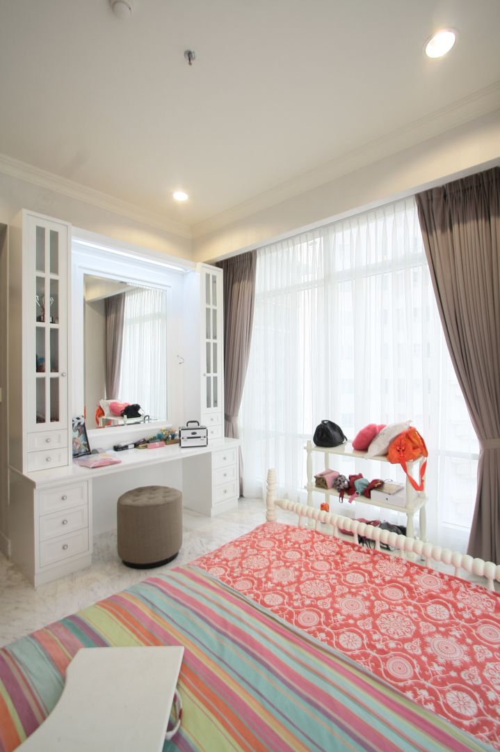 White simple and a bit oriental touch for luxurios apartment, Exxo interior Exxo interior Camera da letto in stile classico Legno Effetto legno Tolette