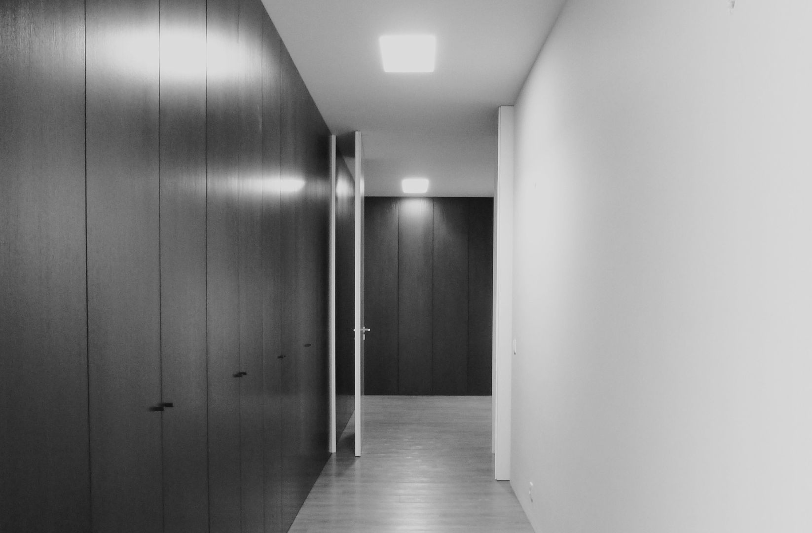 homify Dormitorios de estilo minimalista Madera Acabado en madera