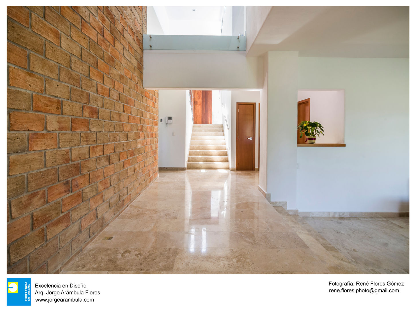 Residencia Cañadas, René Flores Photography René Flores Photography Modern corridor, hallway & stairs