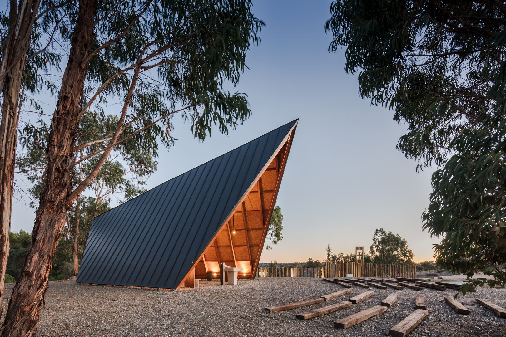 Capela de Nossa Senhora de Fátima, Plano Humano Arquitectos Plano Humano Arquitectos 切妻屋根 アルミニウム/亜鉛