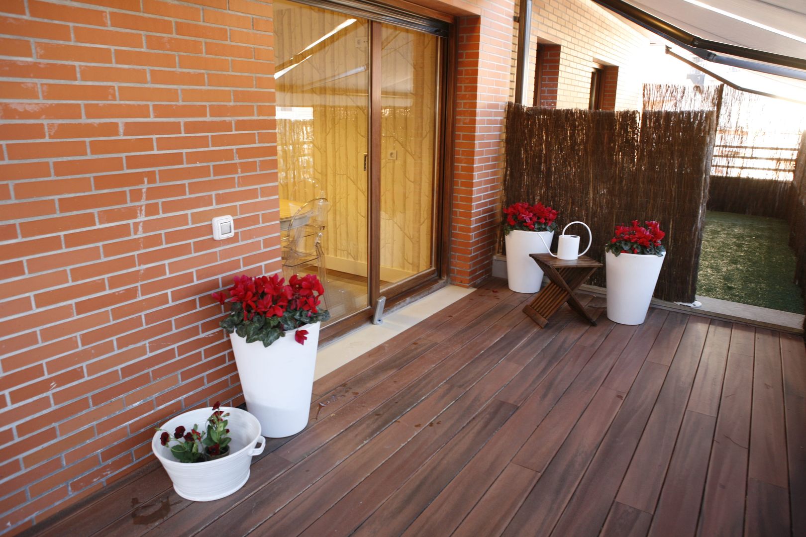 Decoración interior de duplex acogedor, Sube Susaeta Interiorismo - Sube Contract, Sube Interiorismo Sube Interiorismo Classic style balcony, veranda & terrace Wood Wood effect