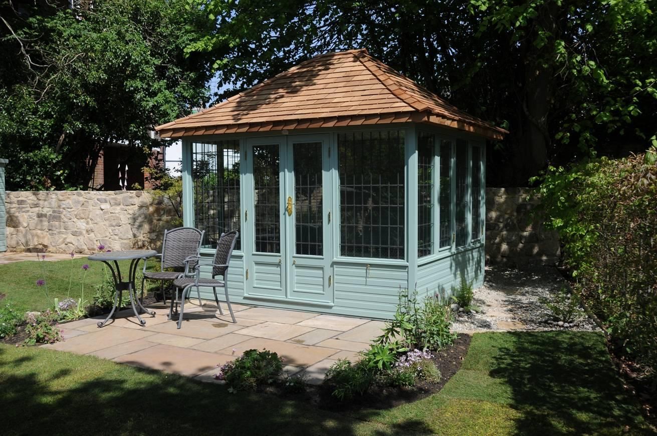 http://www.chelseasummerhouses.co.uk/ Chelsea Summerhouses Ltd Jardines de estilo clásico cedar shingle,cedar summerhouse,garden summerhouse,garden building,home office,garden office,garden dining