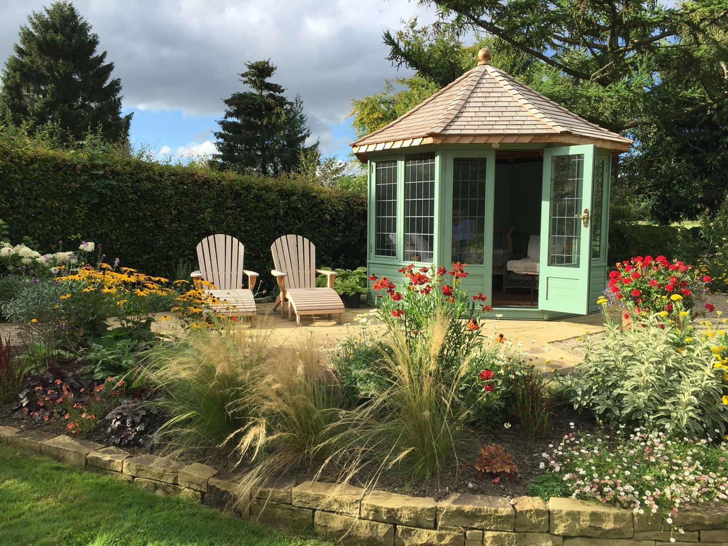 The Wraysbury Chelsea Summerhouses Ltd Jardines de estilo clásico cedar summerhouse,garden summerhouse,luxury summerhouse,garden building,cedar shingle,painted summerhouse,,garden summerhouse,luxury summerhouse,garden building,cedar shingle,painted summerhouse,'