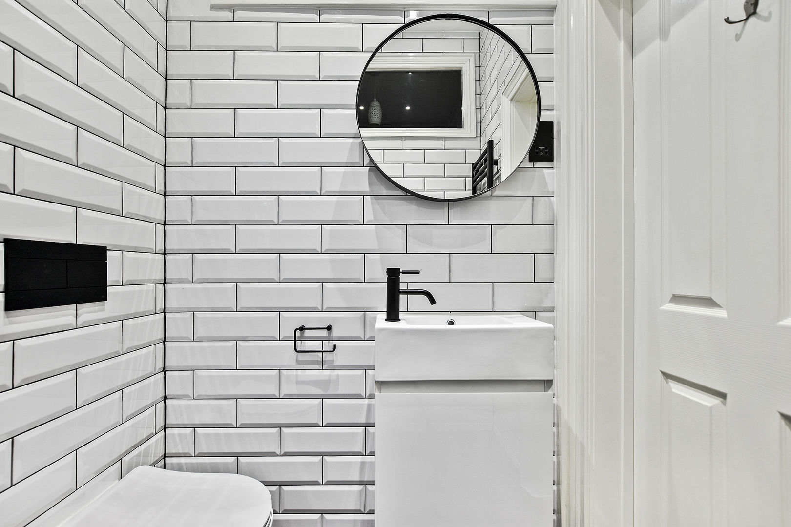 Case Study: Richmond, Surrey, BathroomsByDesign Retail Ltd BathroomsByDesign Retail Ltd Modern bathroom