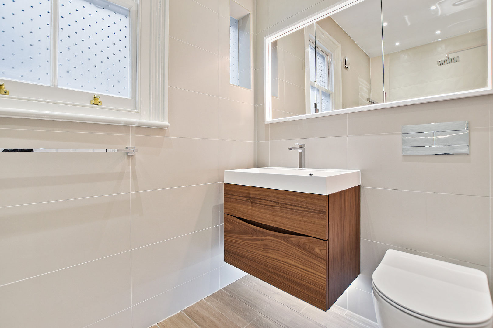 Case Study: Richmond, Surrey, BathroomsByDesign Retail Ltd BathroomsByDesign Retail Ltd Modern bathroom