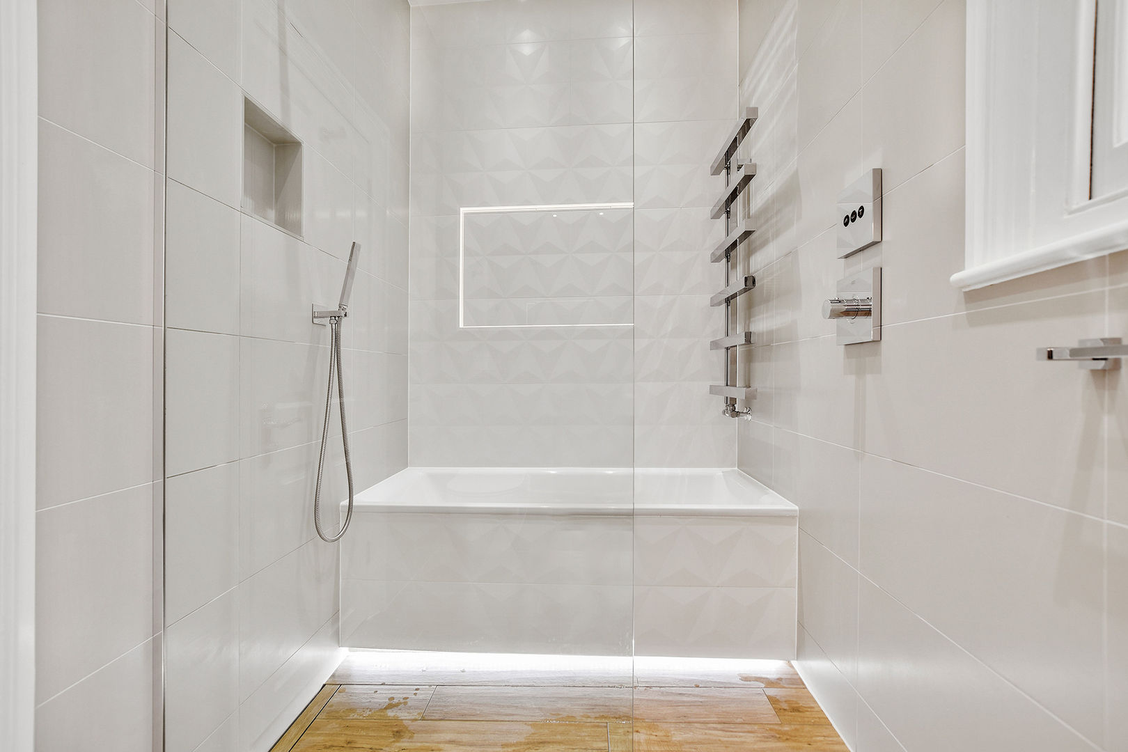 Case Study: Richmond, Surrey, BathroomsByDesign Retail Ltd BathroomsByDesign Retail Ltd 모던스타일 욕실