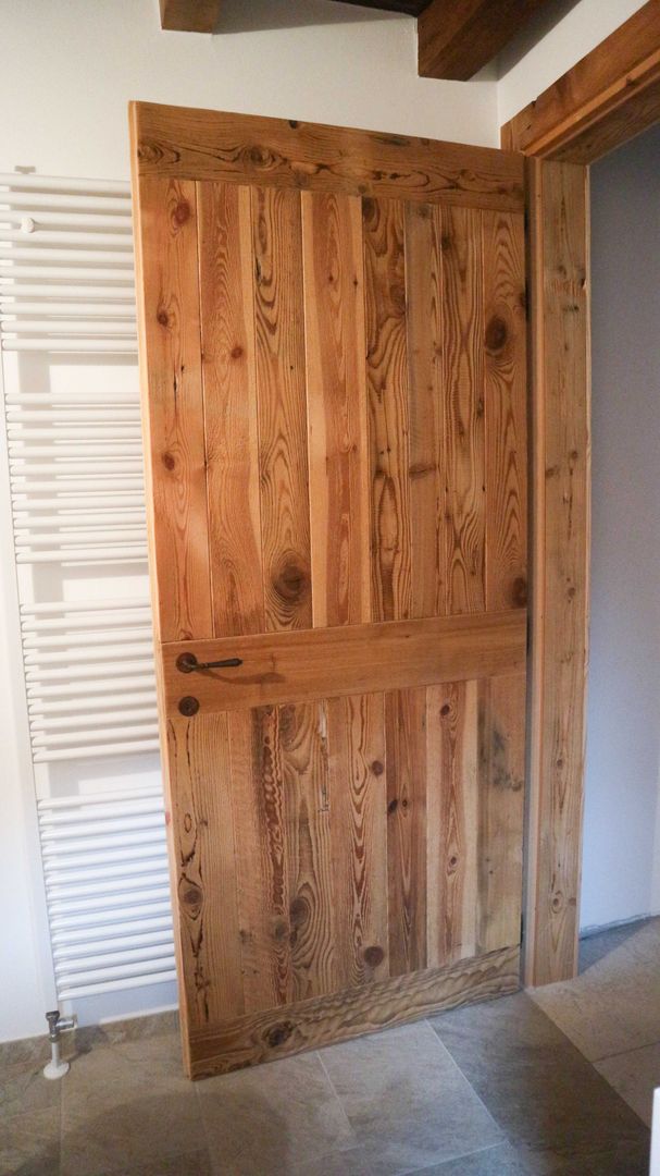 PORTE IN LEGNO DI RECUPERO, RI-NOVO RI-NOVO Puertas estilo rústico Madera Acabado en madera Puertas