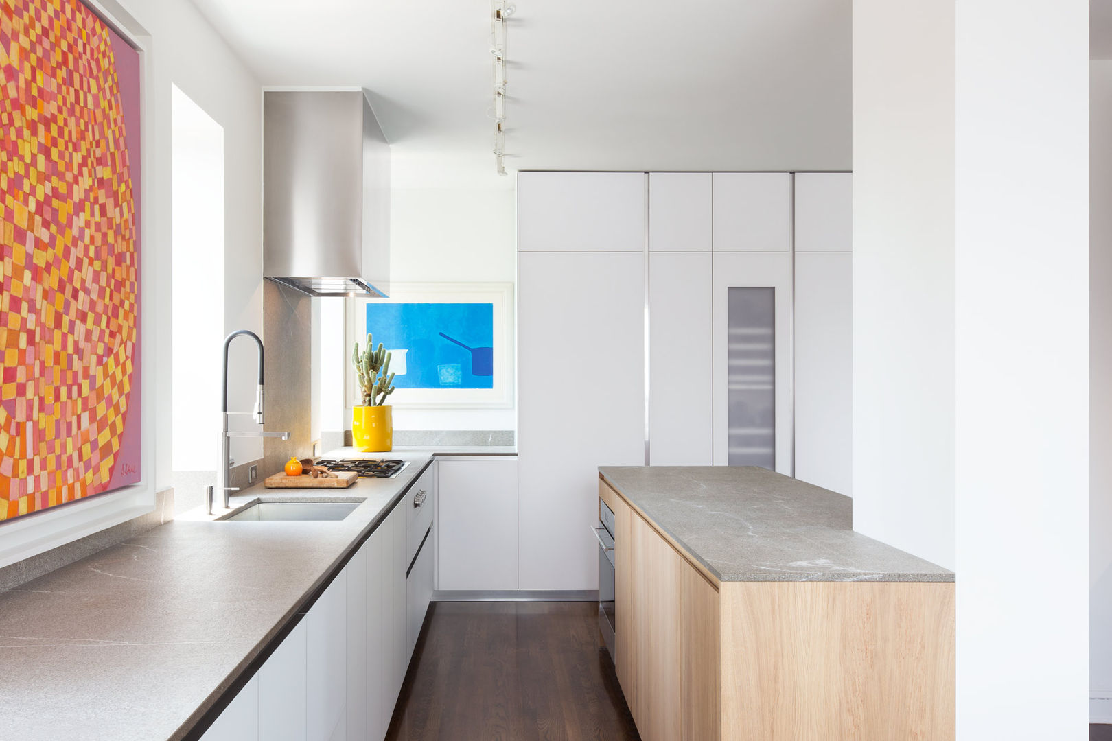 Chelsea Penthouse | Kitchen GD Arredamenti Dapur built in Kaca GeD cucine,GD Arredamenti,GD cucine,kitchen table,kitchen island,natural stone slab,white kitchen,stone sink,kitchen sink,kitchen cabinet,kitchen worktop