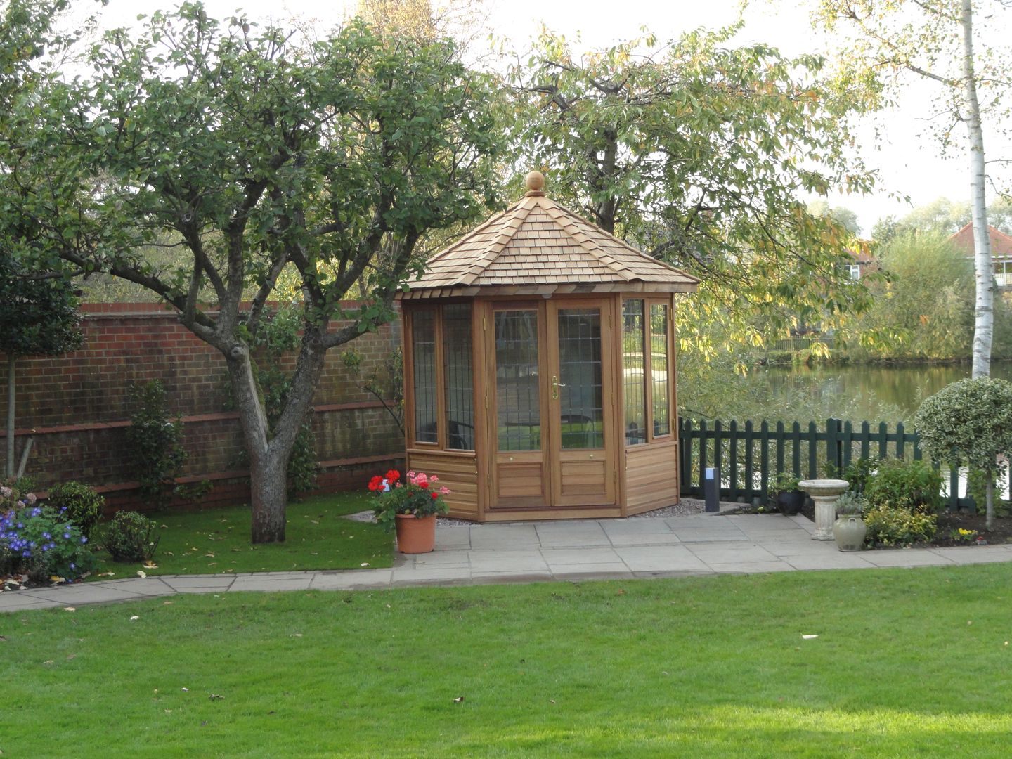 Windsor Summerhouse Chelsea Summerhouses Ltd Jardines de estilo rural