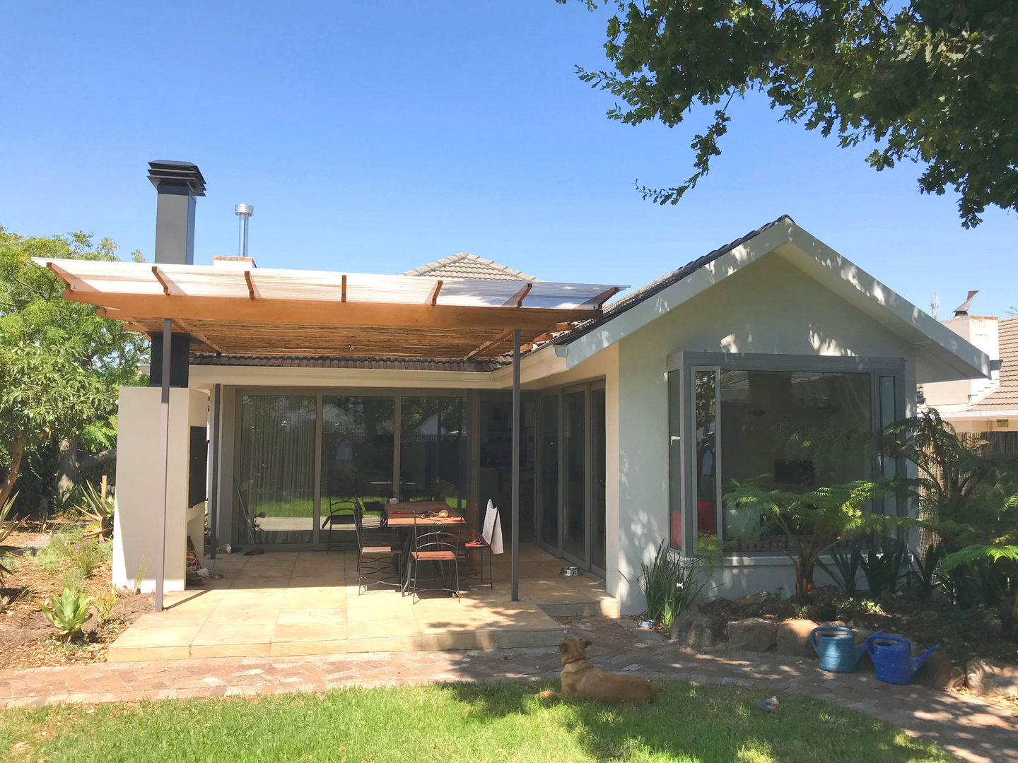 Small living area & stoep renovation to a 60's house in Cape Town, Till Manecke:Architect Till Manecke:Architect Hiên, sân thượng phong cách Bắc Âu