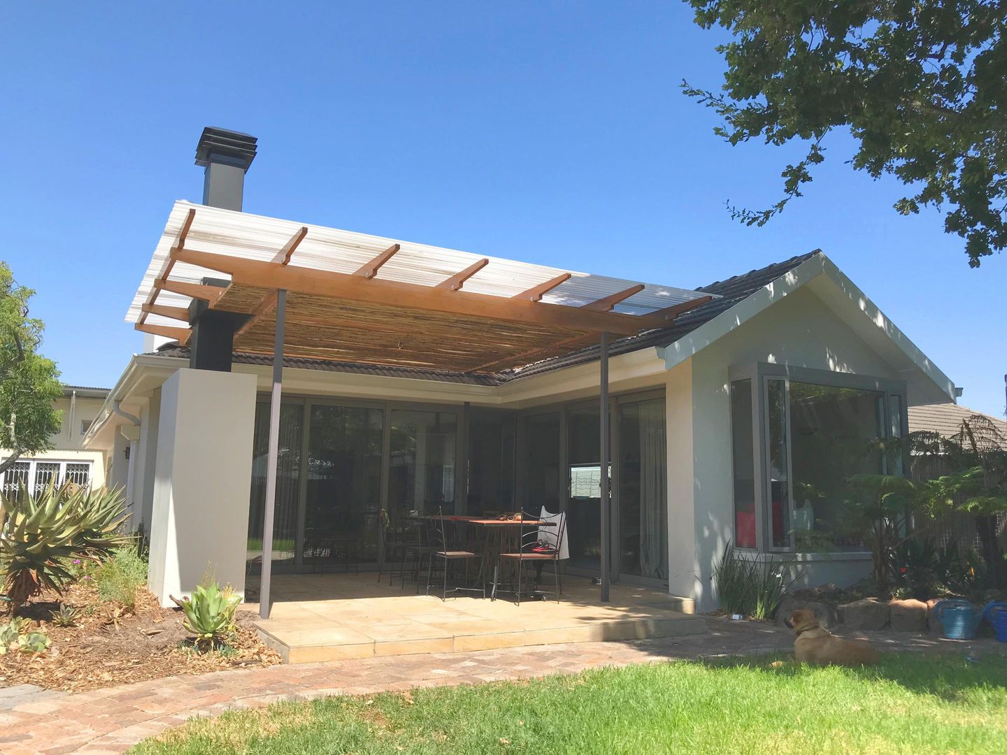 Small living area & stoep renovation to a 60's house in Cape Town, Till Manecke:Architect Till Manecke:Architect İskandinav Balkon, Veranda & Teras