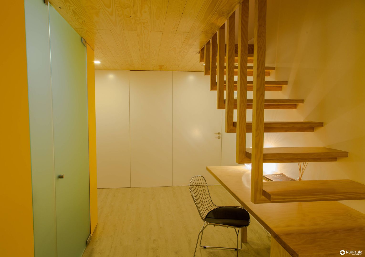 APARTAMENTO PEIXOTO, Nuno Ribeiro arquitecto Nuno Ribeiro arquitecto Minimalist corridor, hallway & stairs Wood Wood effect