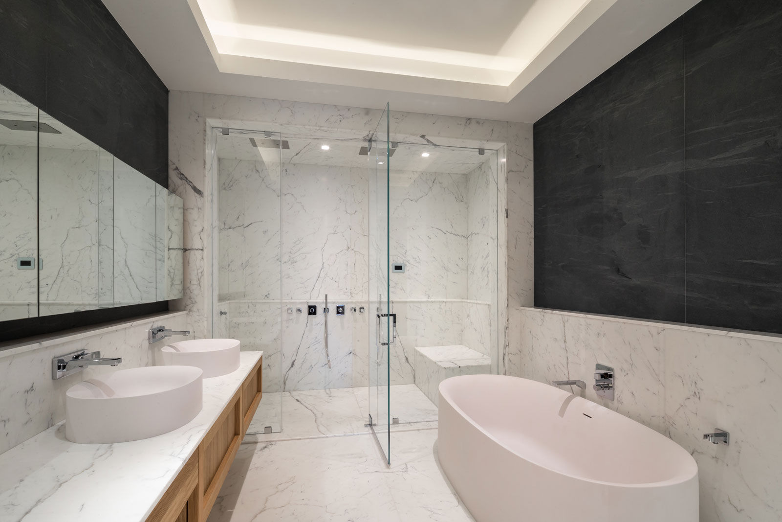 Soho Penthouse | Bathroom GD Arredamenti Phòng tắm phong cách hiện đại Than củi Multicolored GeD cucine,GD cucine,GD Arredamenti,freestanding bathtub,bathroom furniture,modern bathtub,double sink,bathroom mirror,marble flooring,natural stone slab,stone sink,walk-in shower