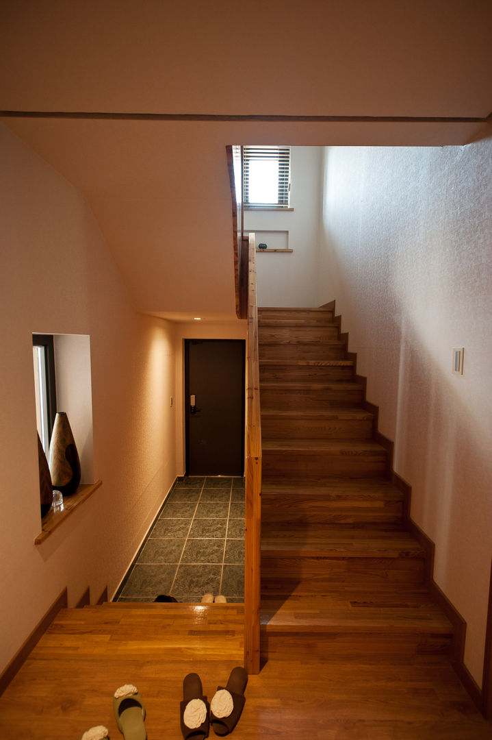 homify Modern Corridor, Hallway and Staircase