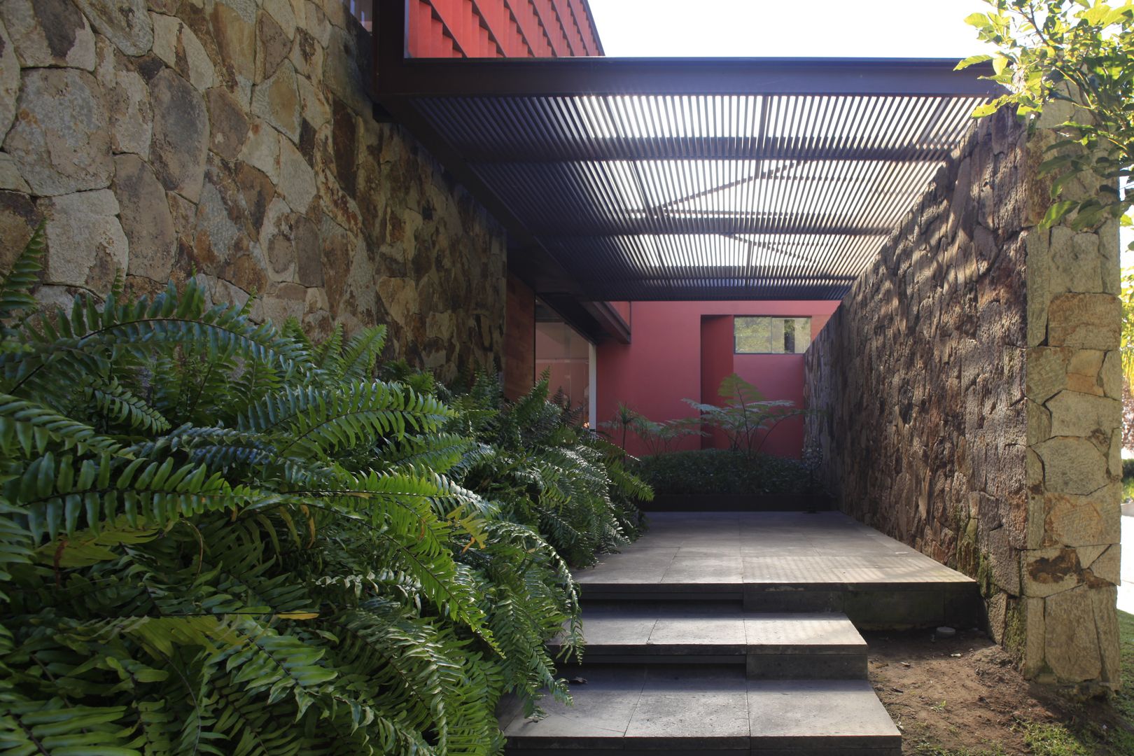 RED HOUSE, Hernandez Silva Arquitectos Hernandez Silva Arquitectos Paredes y pisos de estilo moderno