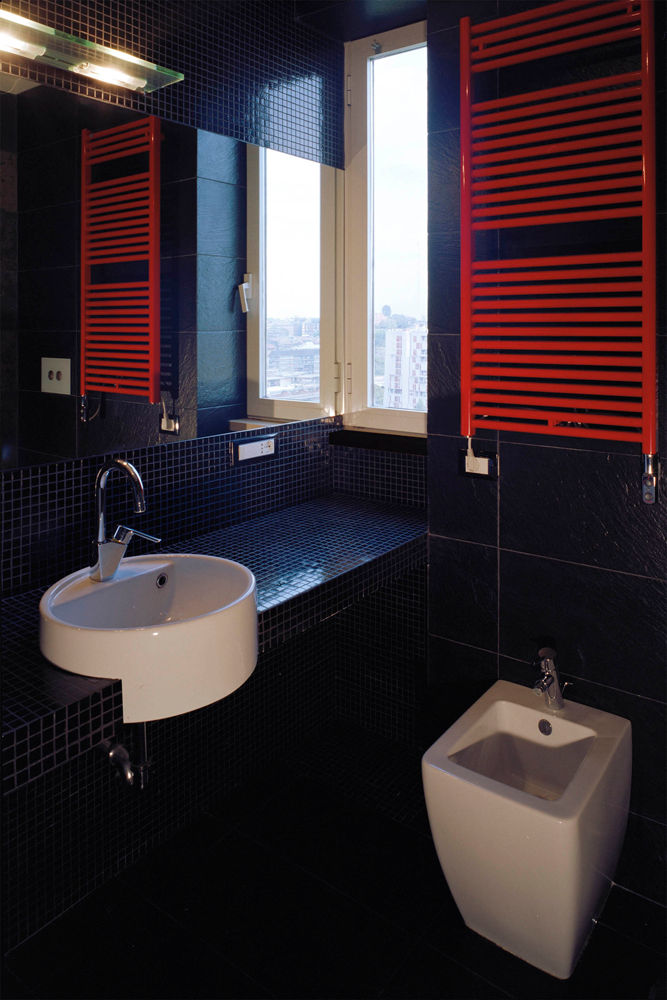 Twin flats, officinaleonardo officinaleonardo Minimalist bathroom Tiles