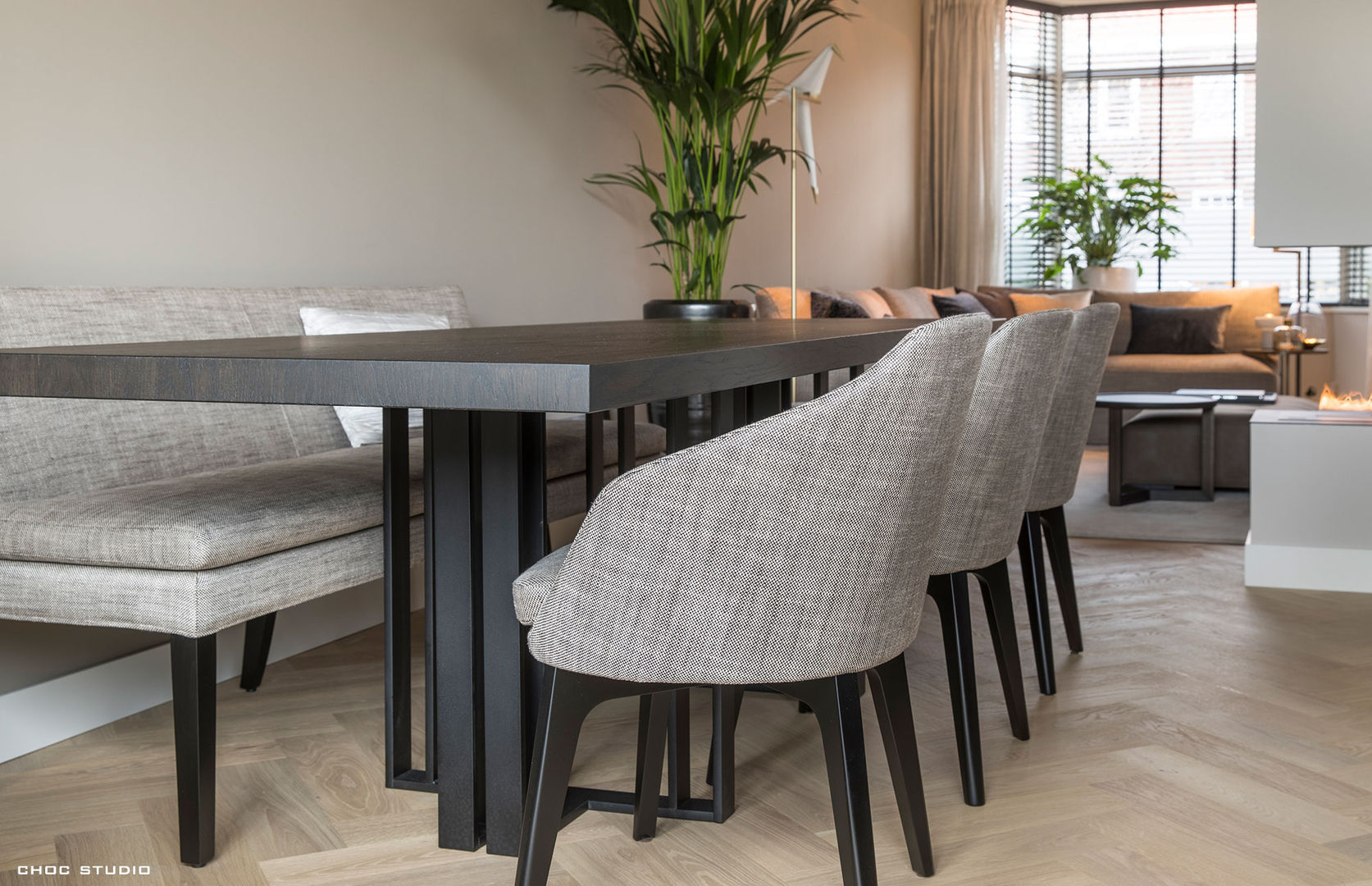 Modern maar warm - een stadswoning met unieke flair, choc studio interieur choc studio interieur Modern dining room