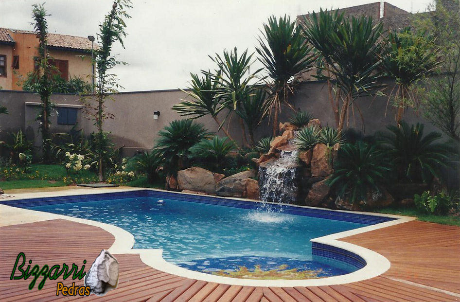 Cacata de pedra em piscina, Bizzarri Pedras Bizzarri Pedras Tropical style pool Pool