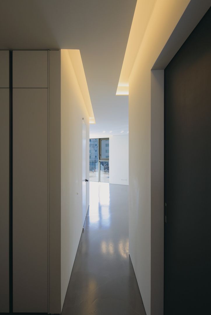 homify Modern Corridor, Hallway and Staircase