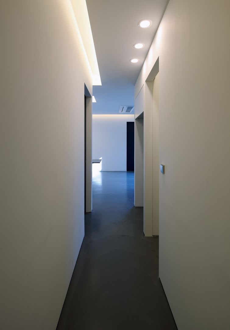 homify Modern Corridor, Hallway and Staircase