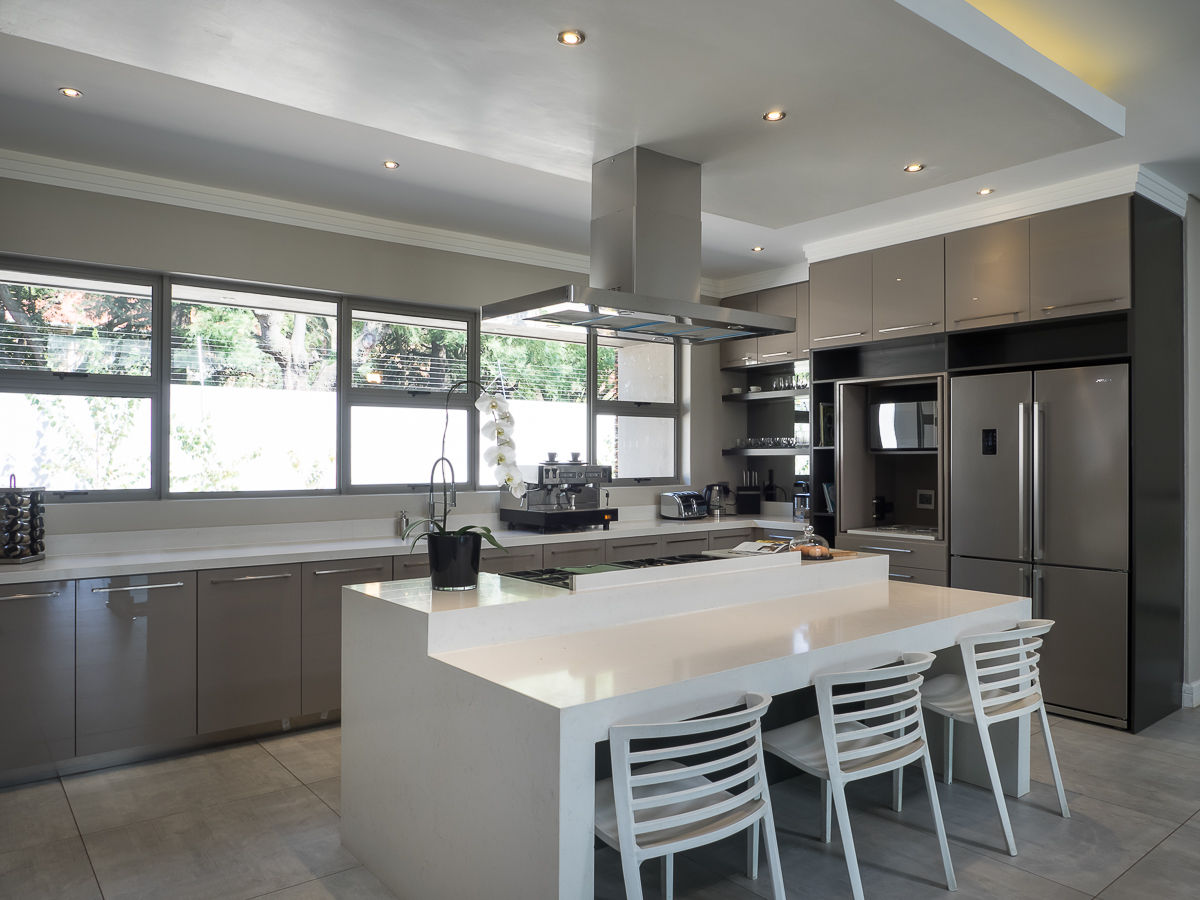 Houghton Residence: The kitchen Dessiner Interior Architectural Built-in kitchens kitchen lighting,kitchen table,kitchen cabinet,kitchen chairs