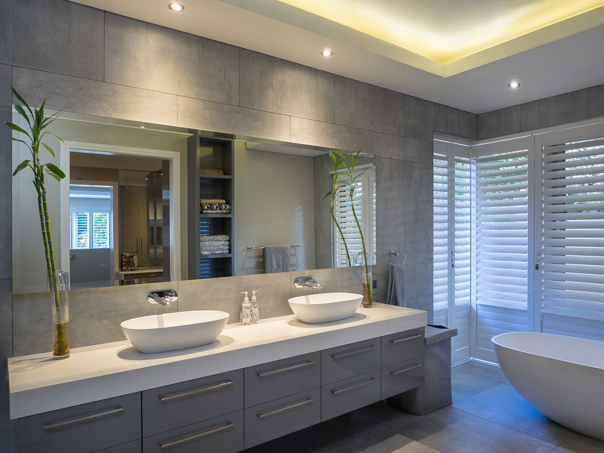 Houghton Residence: The bathroom Dessiner Interior Architectural Modern bathroom