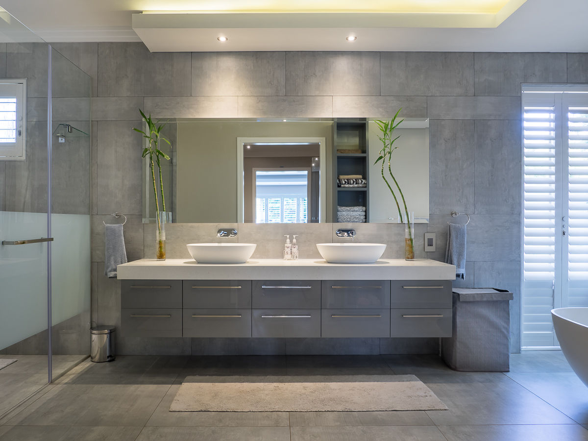 Houghton Residence: The bathroom Dessiner Interior Architectural Modern style bathrooms