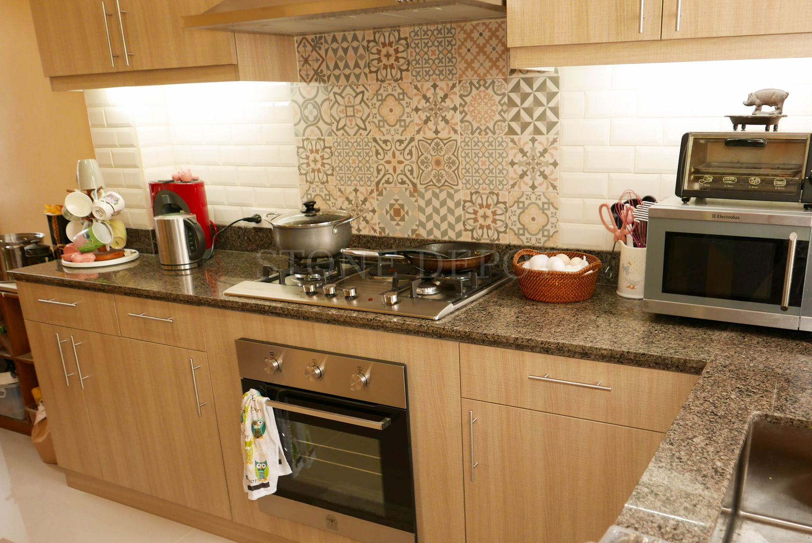 Marigold Granite Kitchen Countertop in Talamban, Cebu City, Stone Depot Stone Depot クラシックデザインの キッチン