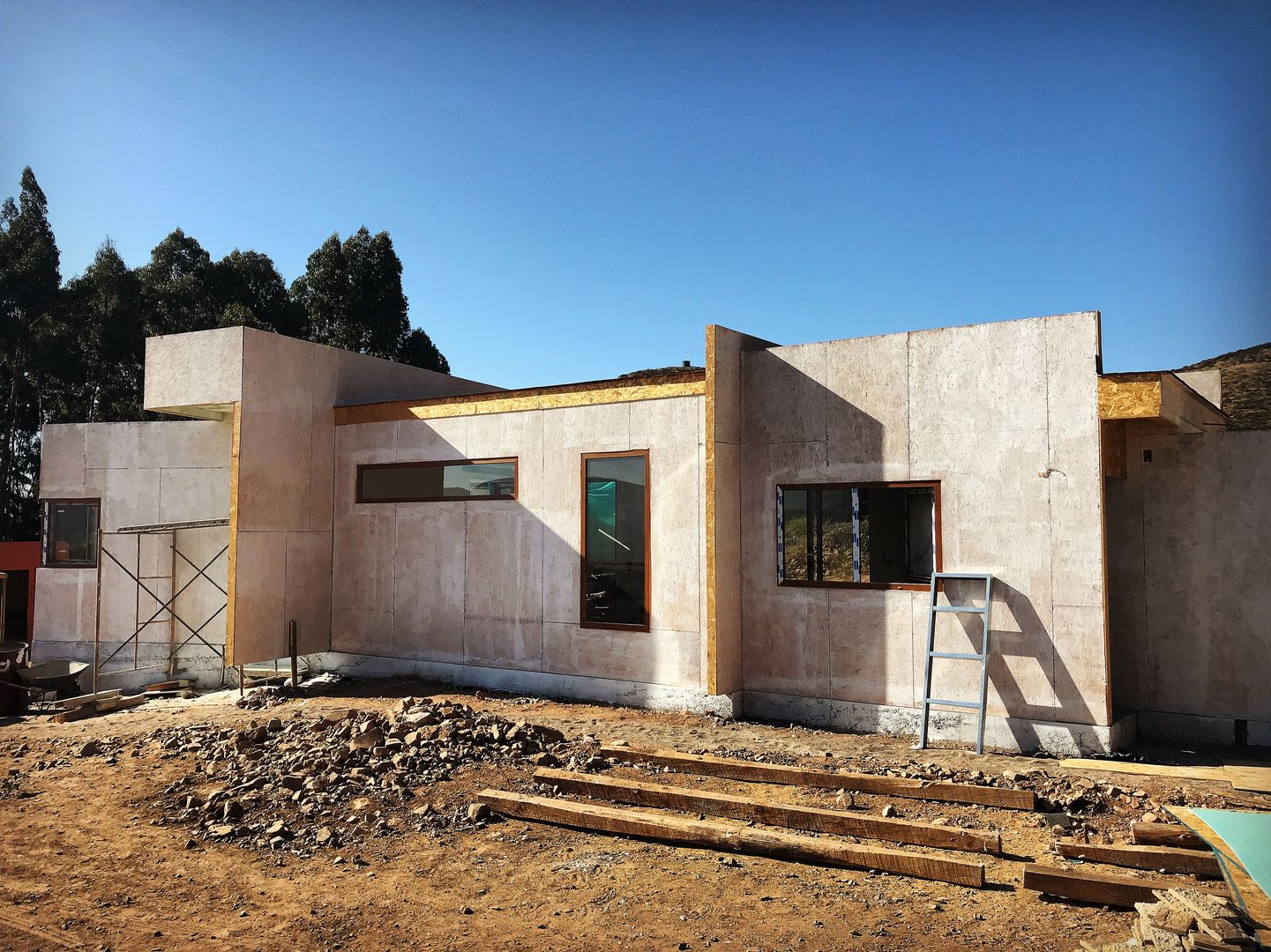 Proceso Instalación Piedra Reconstituida Construcción Vivienda Premium 115m2 Fundo Loreto. Territorio Arquitectura y Construccion - La Serena Casas unifamiliares Tablero DM