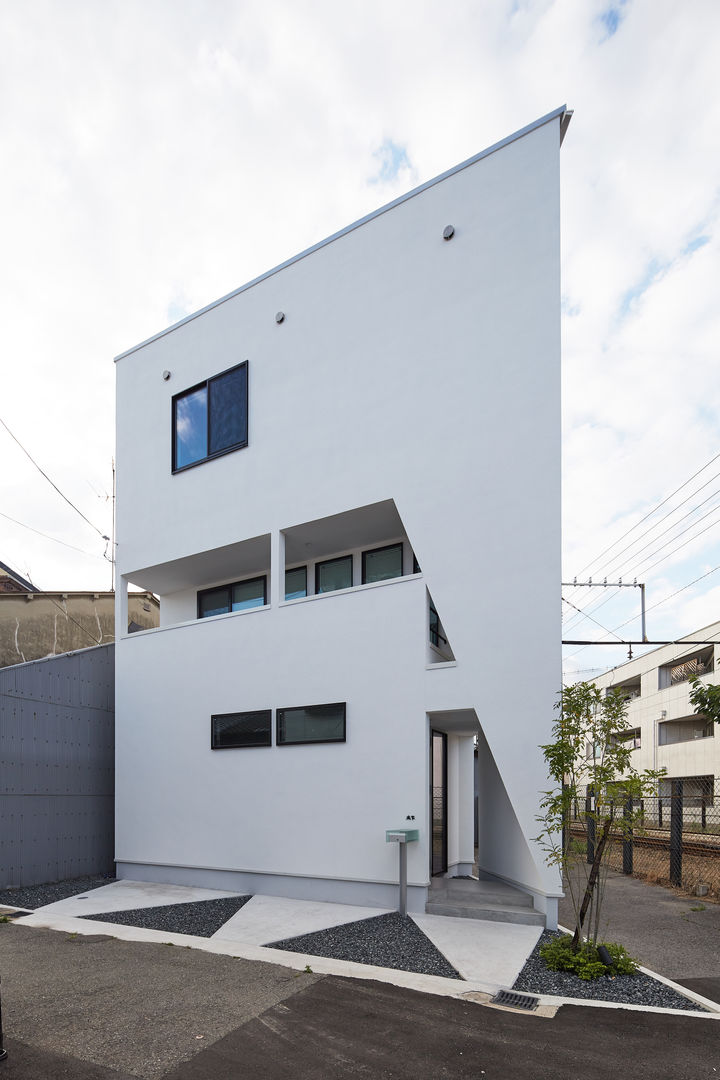 ３角敷地に３角な３階建の家, 建築設計事務所 KADeL 建築設計事務所 KADeL Casa di legno