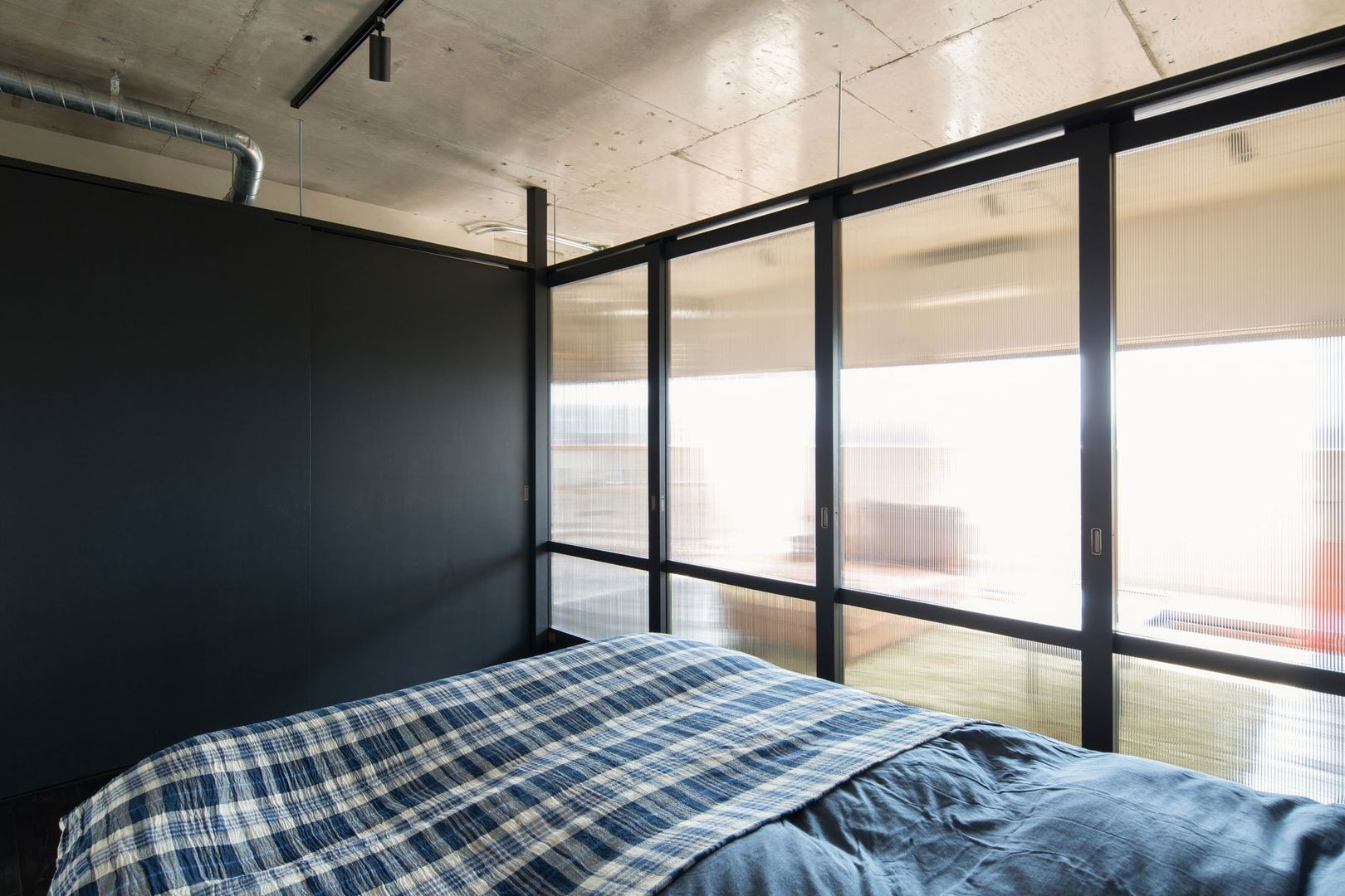 Kigaeru Flat YYAA 山本嘉寛建築設計事務所 Moderne Schlafzimmer Holz Holznachbildung