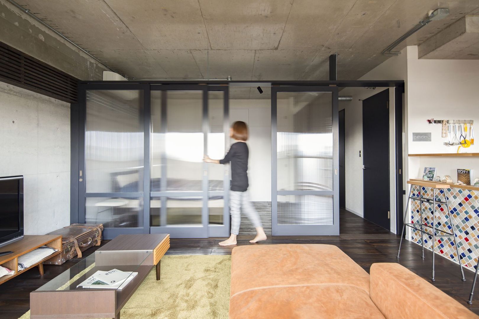 Kigaeru Flat YYAA 山本嘉寛建築設計事務所 Puertas de cristal Madera Acabado en madera