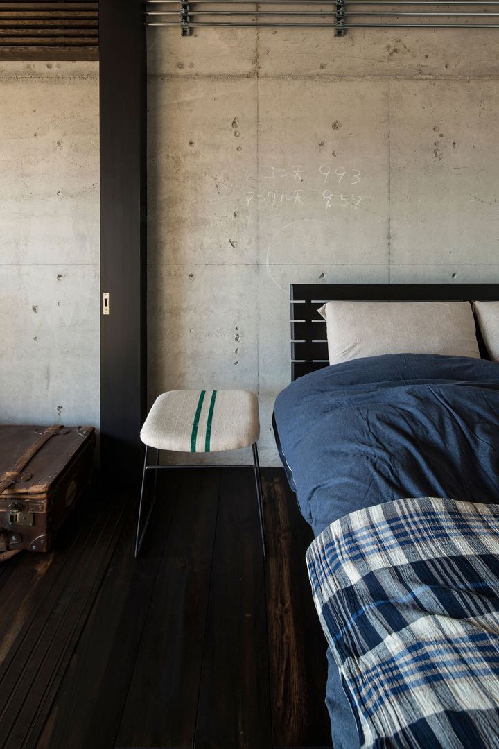 Kigaeru Flat YYAA 山本嘉寛建築設計事務所 Rustic style bedroom Concrete