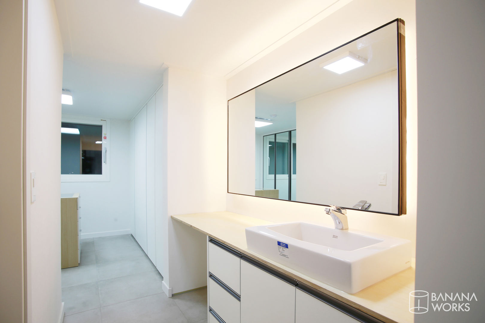 homify Modern dressing room Glass