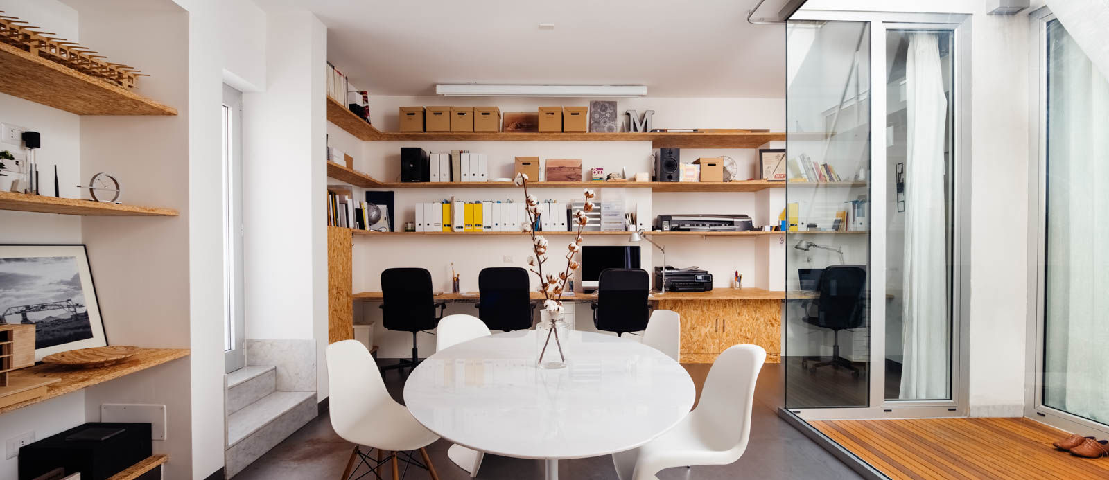 sala da pranzo / riunioni manuarino architettura design comunicazione Studio minimalista OSB tulip,tavolo da pranzo,mensole su misura,panton