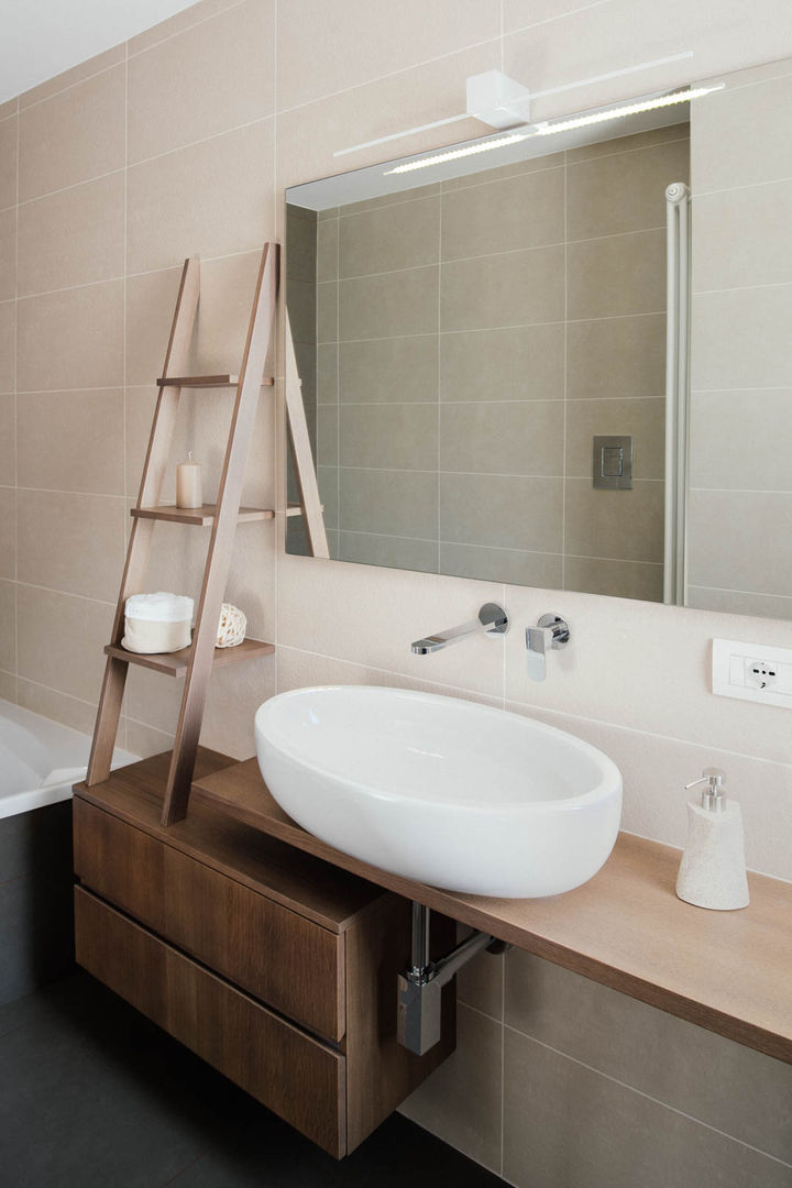 homify Modern Banyo Ahşap Ahşap rengi